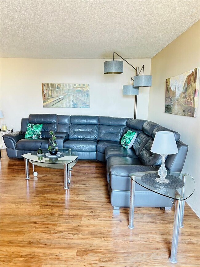 Building Photo - 800 Parkview Dr