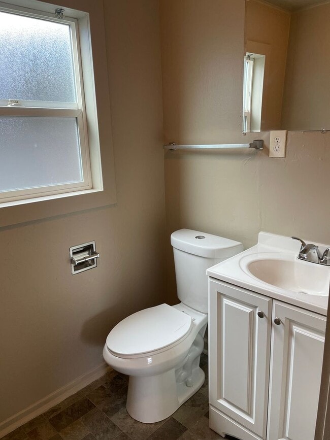 Building Photo - 1 Bedroom Apartment!