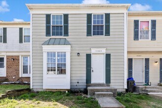 Building Photo - Churchill Town Rental