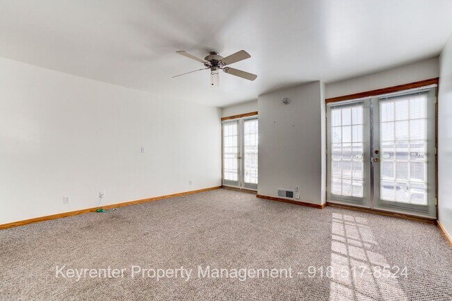 Building Photo - 2 Bed 2.5 Bath Right off Cherry Street!!