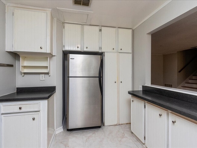 Building Photo - Single Family Pool Home Excellent Location