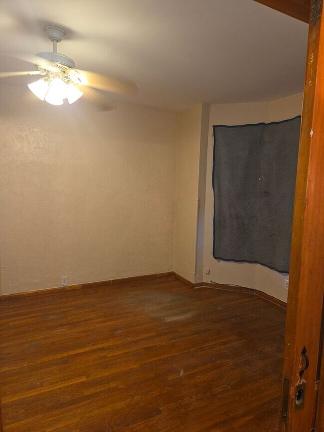Building Photo - 5BR/1.5BA Row Home with Backyard and Laund...
