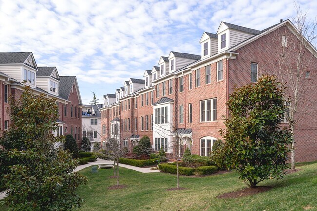 Primary Photo - 2638 S Kenmore Ct