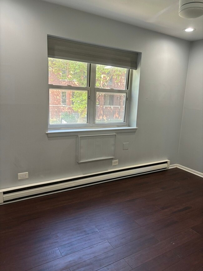 Building Photo - 5920 N Kenmore Ave