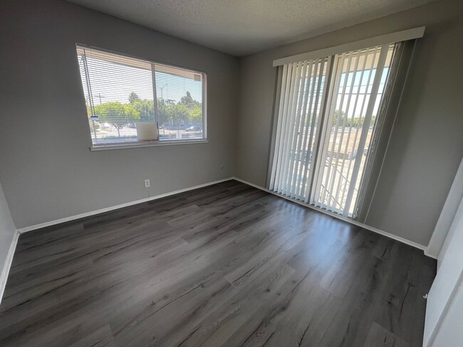 Building Photo - Wonderful Upstairs Unit, Close to the Delta!