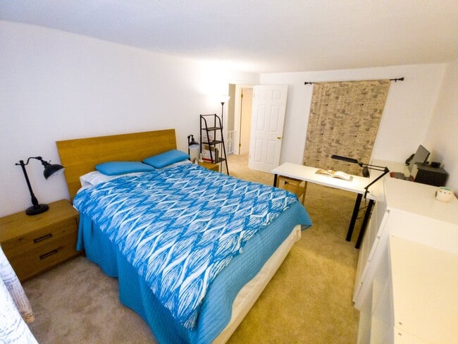 Building Photo - Newly updated 2 Bedroom Townhouse in quite...