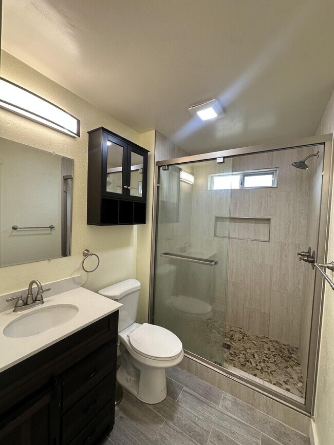 Building Photo - "Charming 2-Bedroom Retreat in the Heart of Windsor – 945 Sq. Ft. of Cozy Living!"