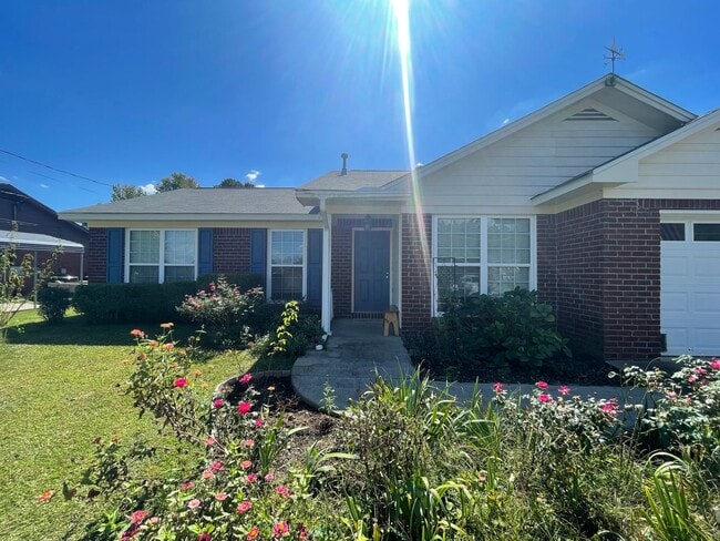 Building Photo - Nice Brick 3/2 House in Garden Lakes- $1,495