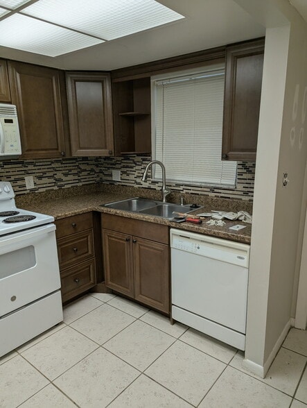 Kitchen - 205 S Courtenay Pky