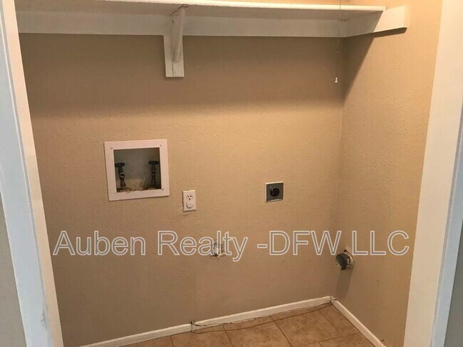 Building Photo - 1131 Suburban Dr