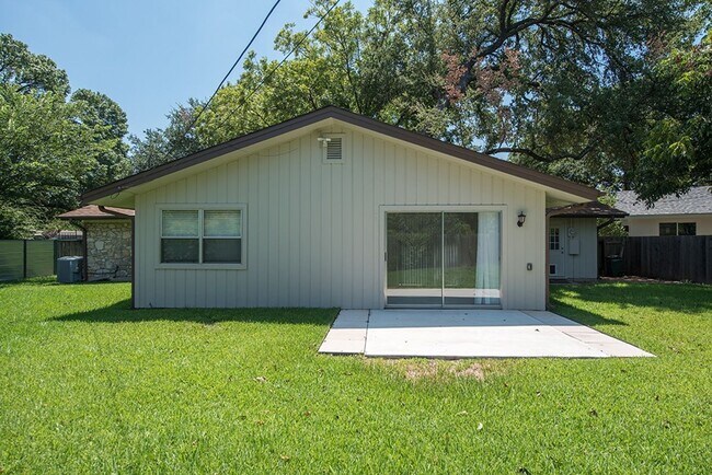 Building Photo - 2902 Silverleaf Dr