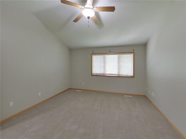 Building Photo - 516 Lincoln Dr NE
