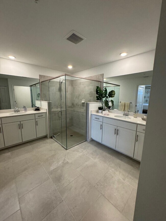 Building Photo - 5739 Oakmont Ct