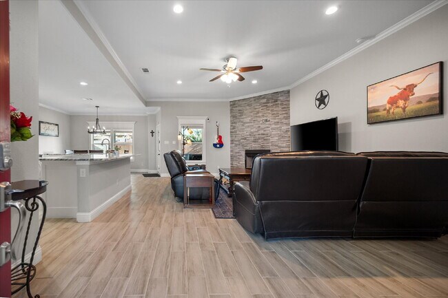 Building Photo - Stunning 3-bedroom, 2-bathroom home on an ...