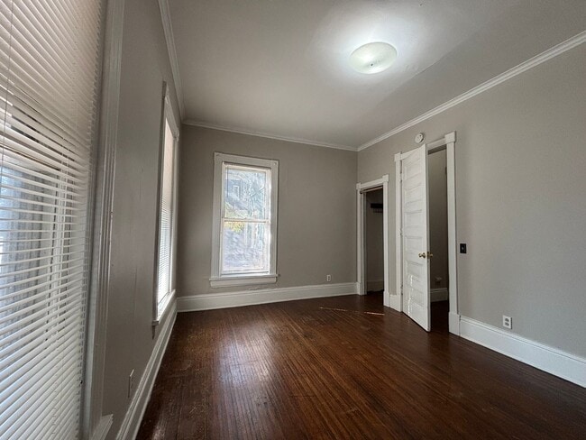 Building Photo - 626 University Ave