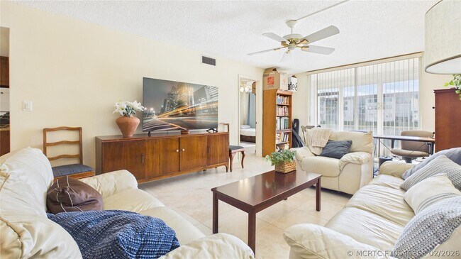 Building Photo - 381 S Hollybrook Dr