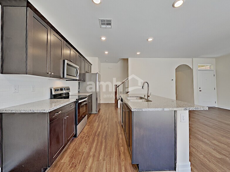 Building Photo - 5825 Petronius St