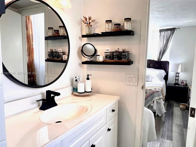 Building Photo - 2811 Somerset Dr