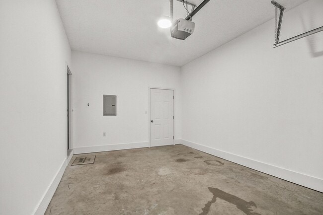 Building Photo - Cozy 3 Bed 2 Bath Available January 2026!