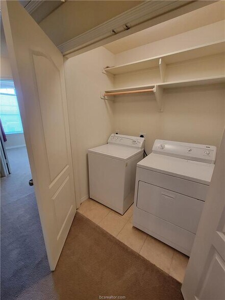 Building Photo - 1000 Spring Loop