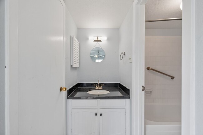 Building Photo - 18220 Vinland Dr