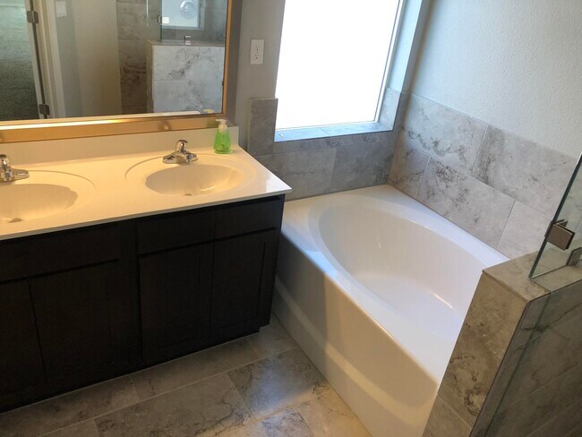 Building Photo - 825 Whitebrush Dr