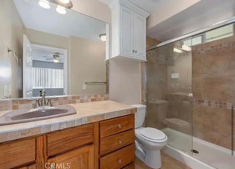 Building Photo - 633 W 5th St