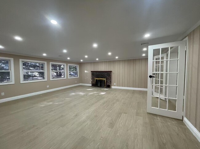 Building Photo - 232 Brookville Rd