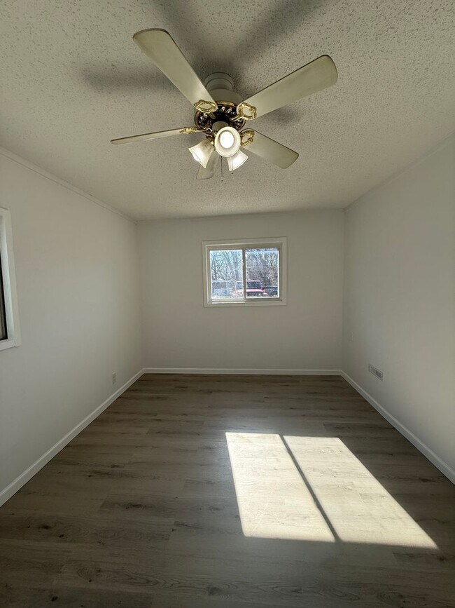 Building Photo - 3 Bedroom 1.5 Bath with BONUS ROOM!!!