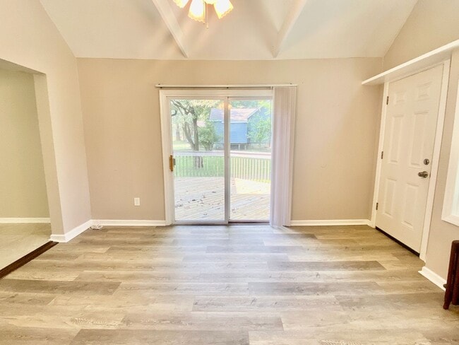 Building Photo - SPACIOUS 4 BED/2 BATH HOUSE-Luxury Vinyl F...