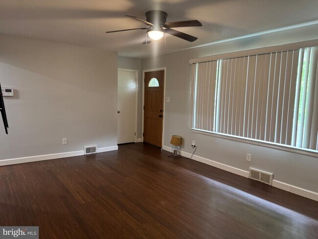Building Photo - 7 Danna Ln