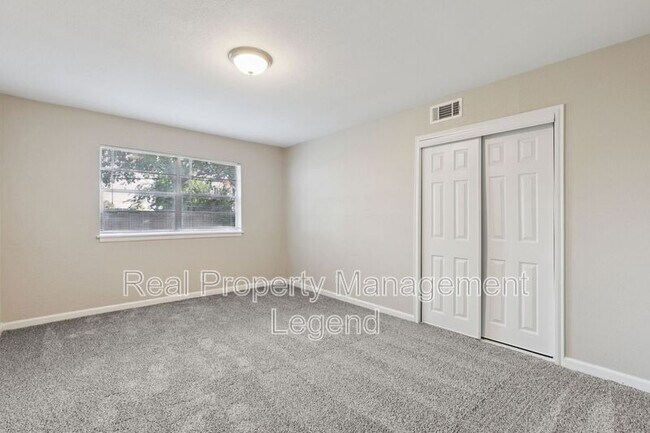 Building Photo - 7009 Corona Dr