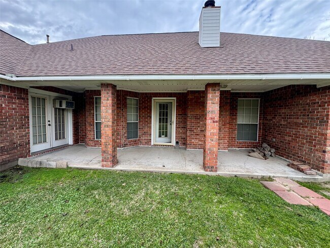 Building Photo - 303 Waterwood Dr