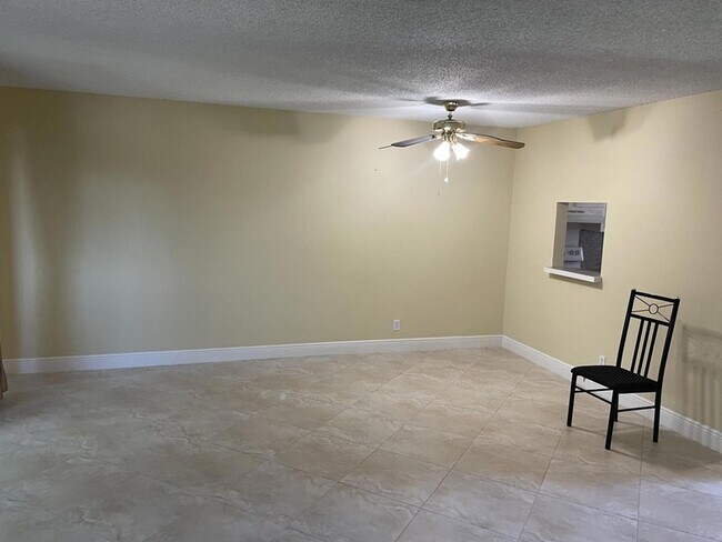 Building Photo - 705 Lori Dr