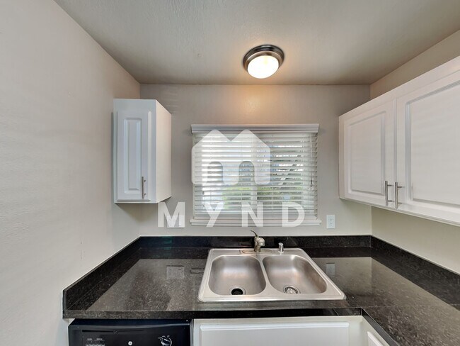 Building Photo - 6500 Country Club Dr Apt 1