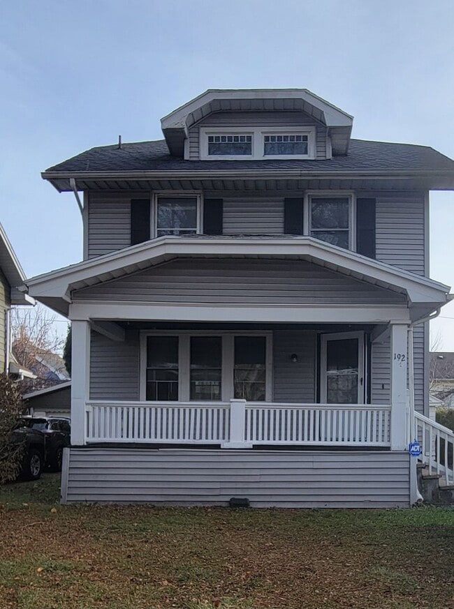 Building Photo - 3 Bedroom House!