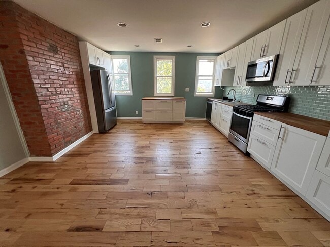 Building Photo - Pittsburgh - 3 Bedroom 1.5 Bathroom