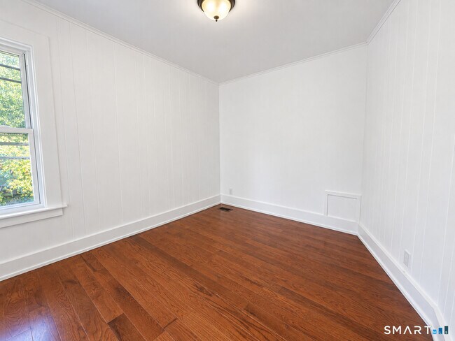 Building Photo - 407 Shelton Ave