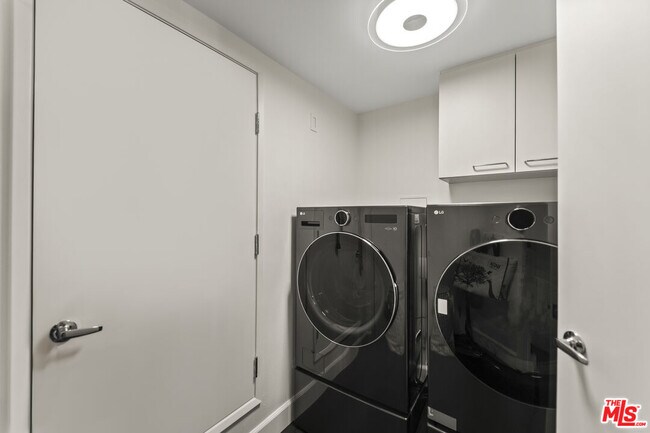 Building Photo - 13600 Marina Pointe Dr