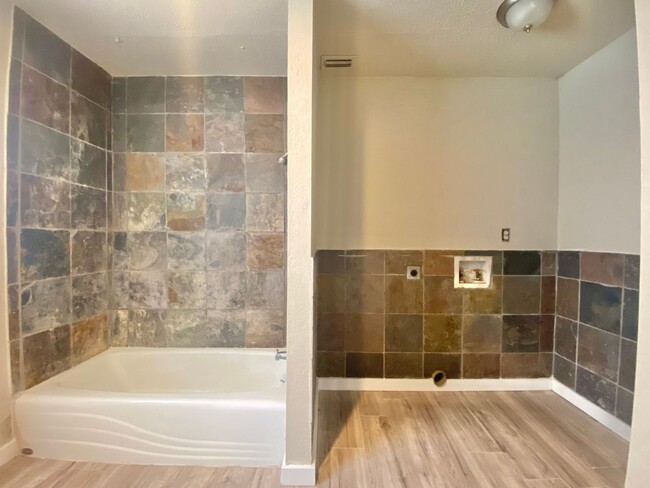 Building Photo - Newly renovated 3 bed 1 bath now available...