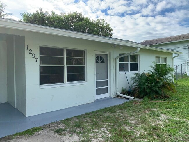 Primary Photo - 1297 NW Charlie Green Dr
