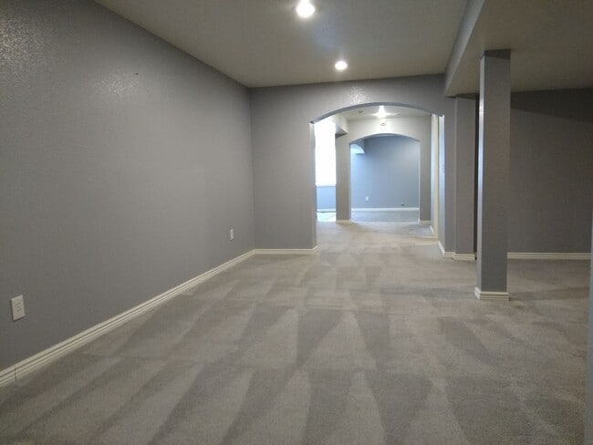 Building Photo - Massive and Expansive 5 Bedroom Green Vall...