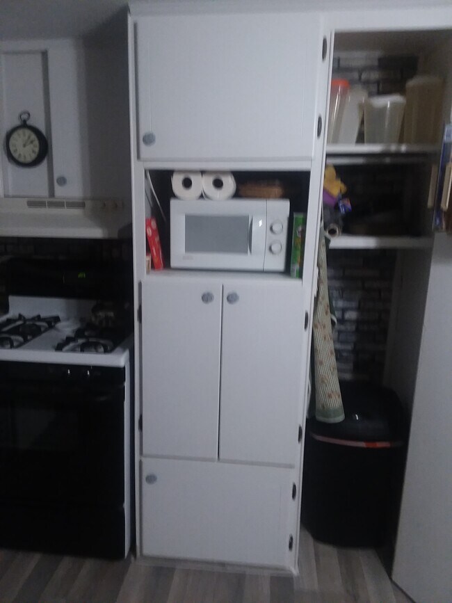 Microwave and stoage - 30424 Francis St