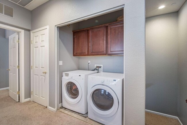 Building Photo - Spacious 3 Bedroom Condo for Rent in Linco...