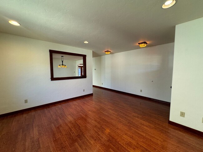 Building Photo - 4br/3bth CRAFTSMAN STYLE HOUSE in Arcata