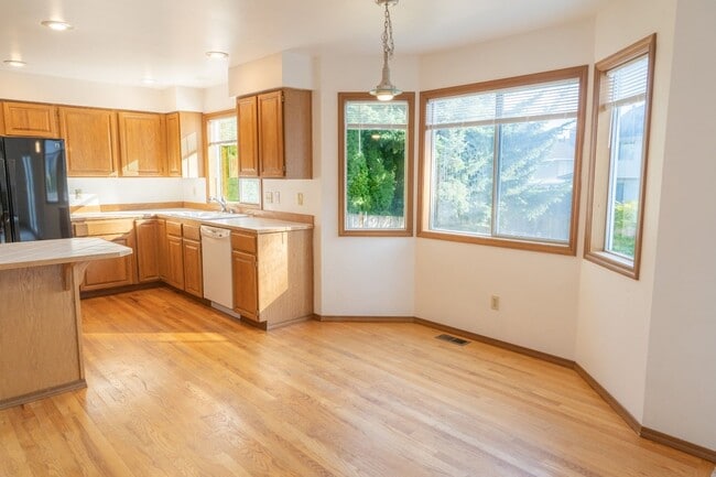 Building Photo - 3Bd/2.5Ba Bellevue House( Newport Hill)