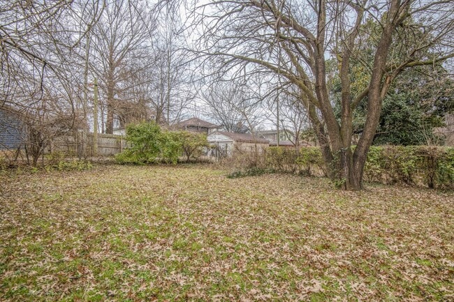 Building Photo - 2440 Woodbine Ave