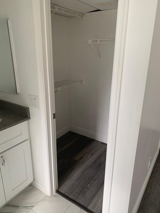 Building Photo - 4688 Oak Terrace Dr