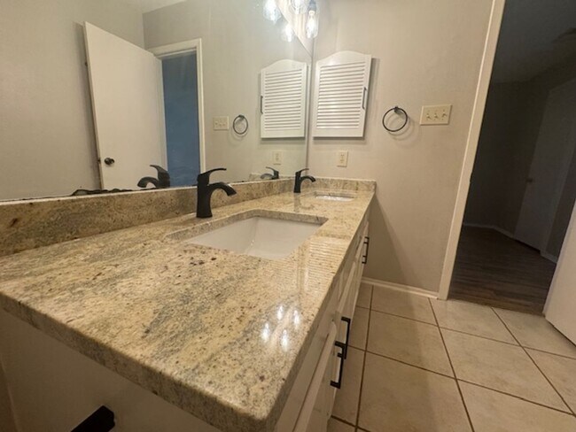 Building Photo - What a Gem! Spacious, Renovated 1-Story Ho...