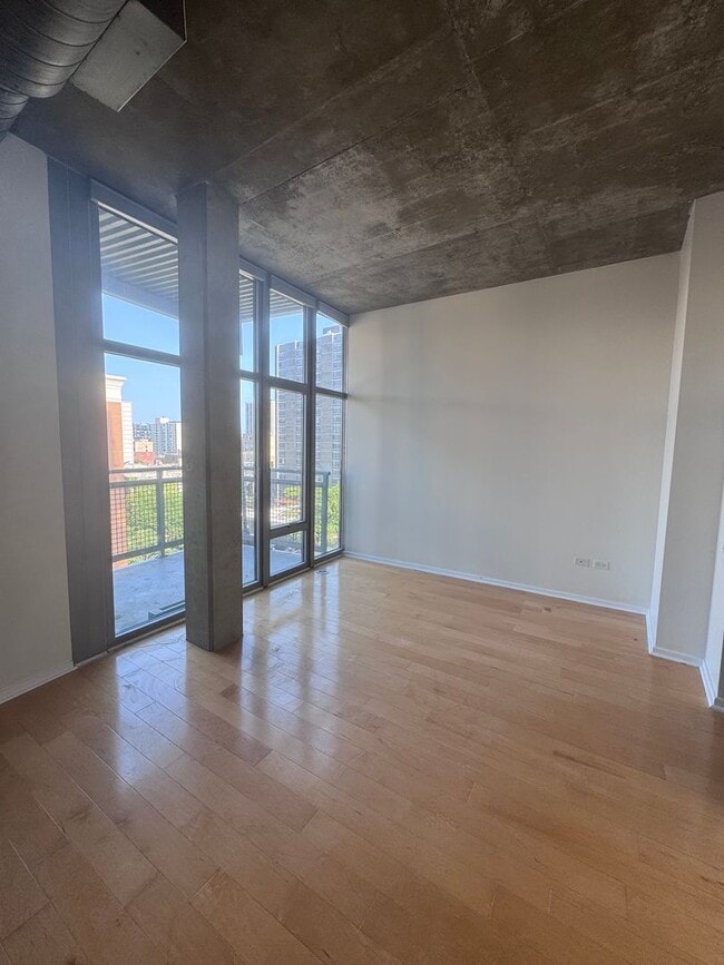Building Photo - Luxury Living by the Lake | 2BR/2BA Condo in Uptown Chicago - Available August 1st!